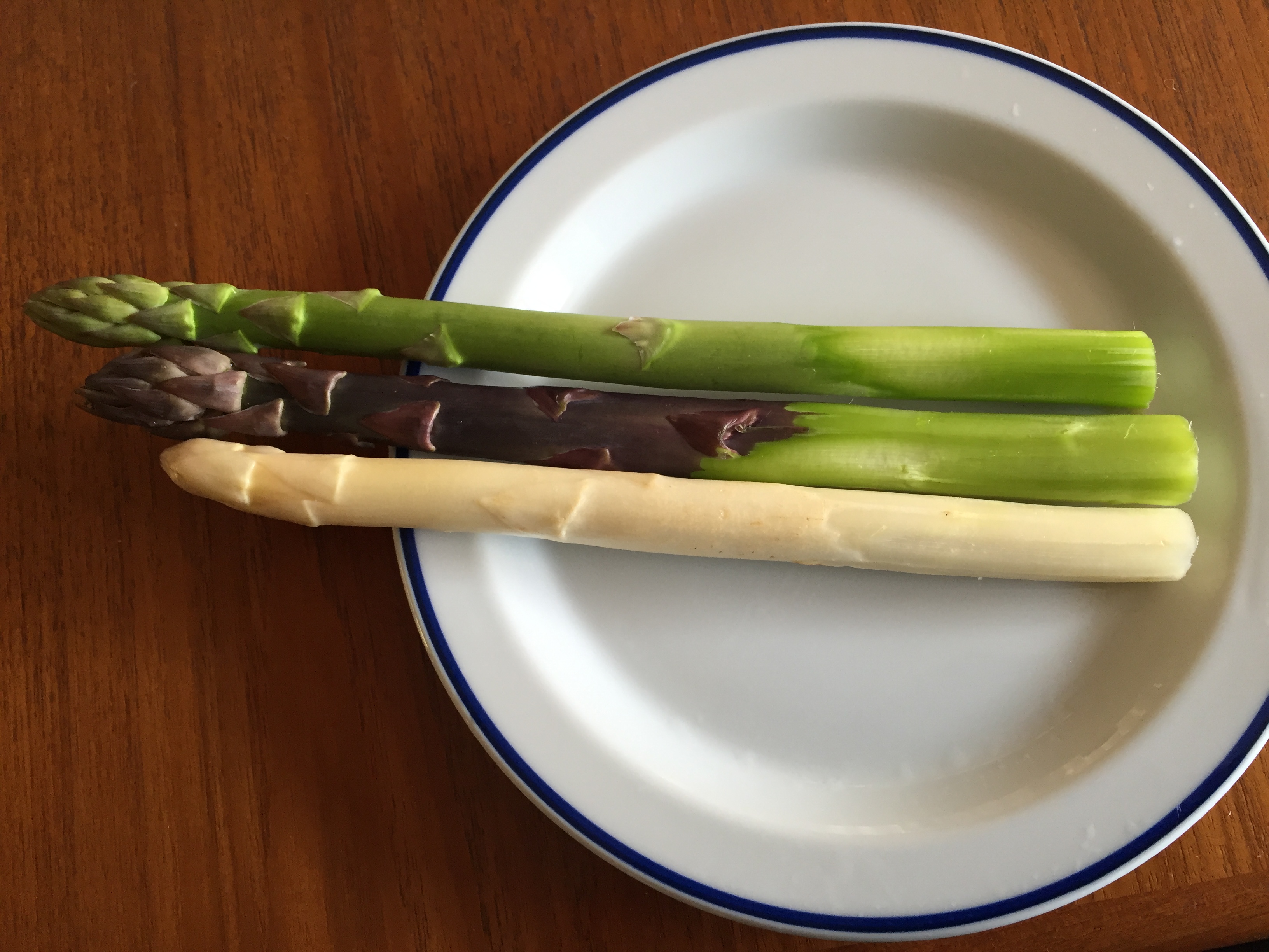 皮をむいた紫アスパラガス