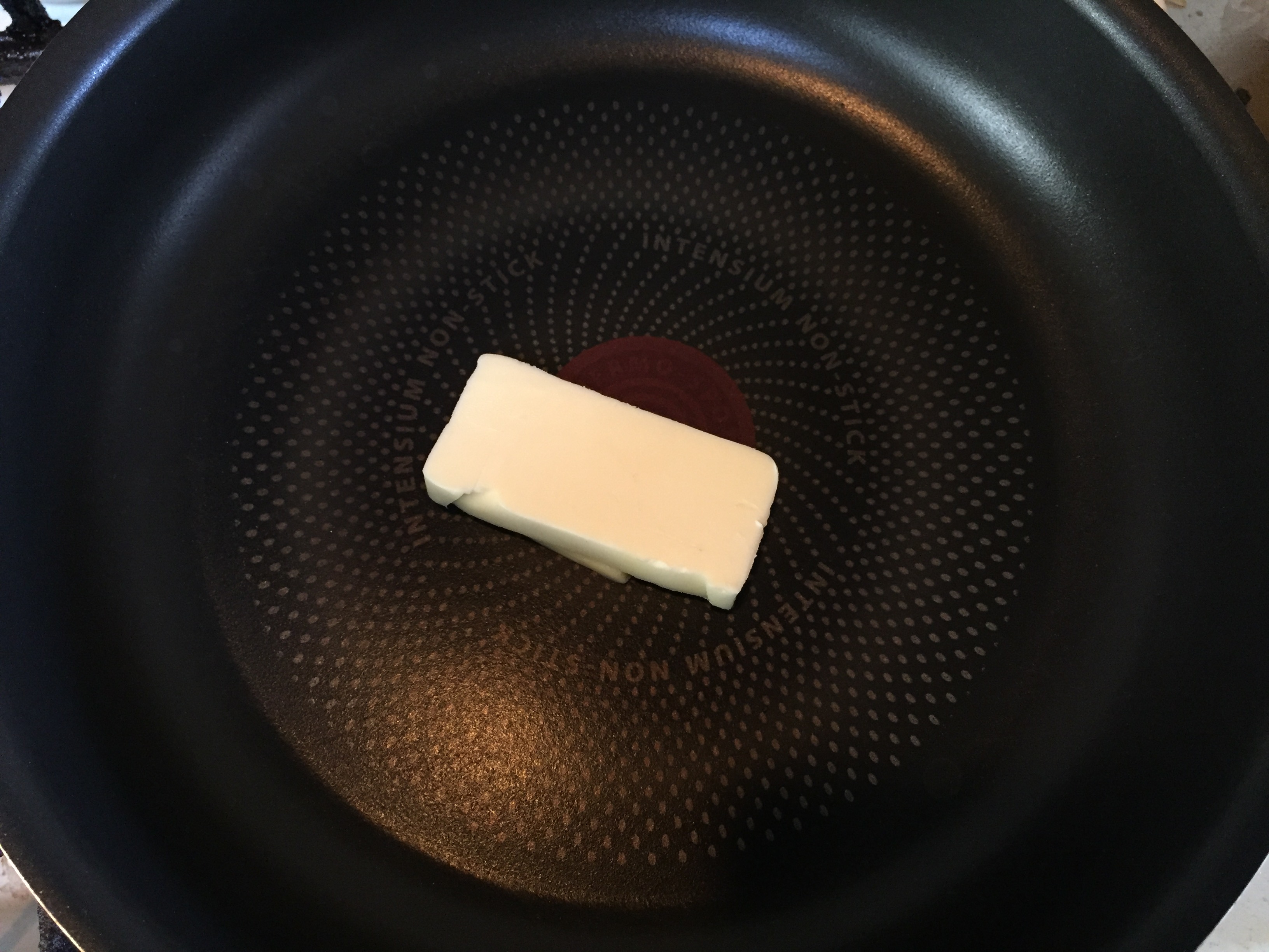 フライパンにバター