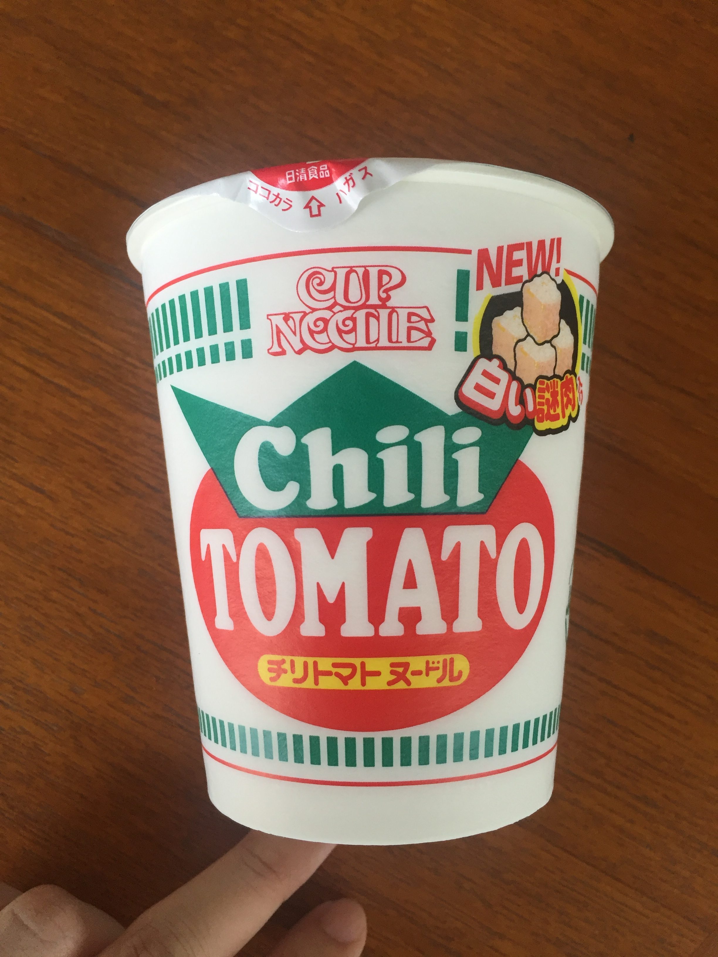 白い謎肉チリトマトヌードル上から