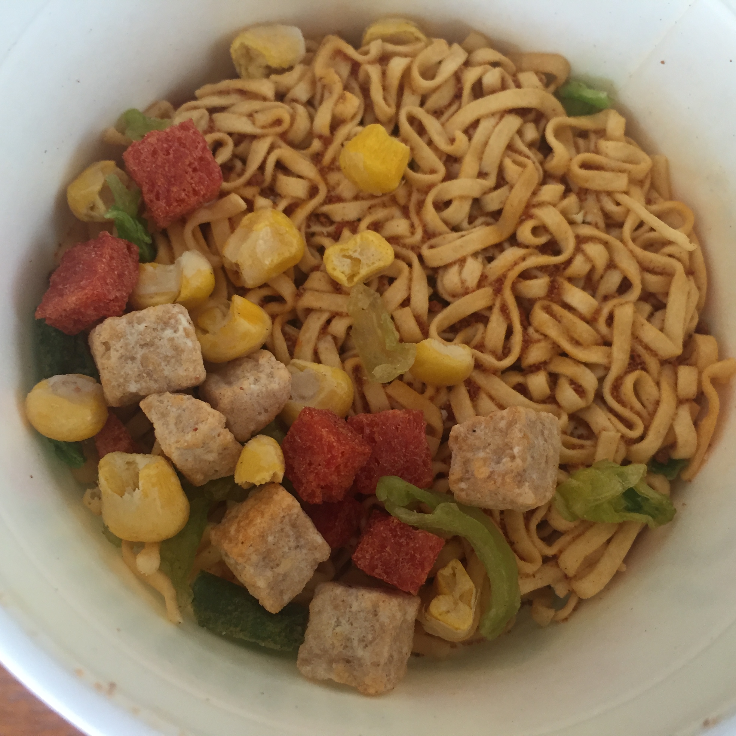 白い謎肉チリトマトヌードル中身