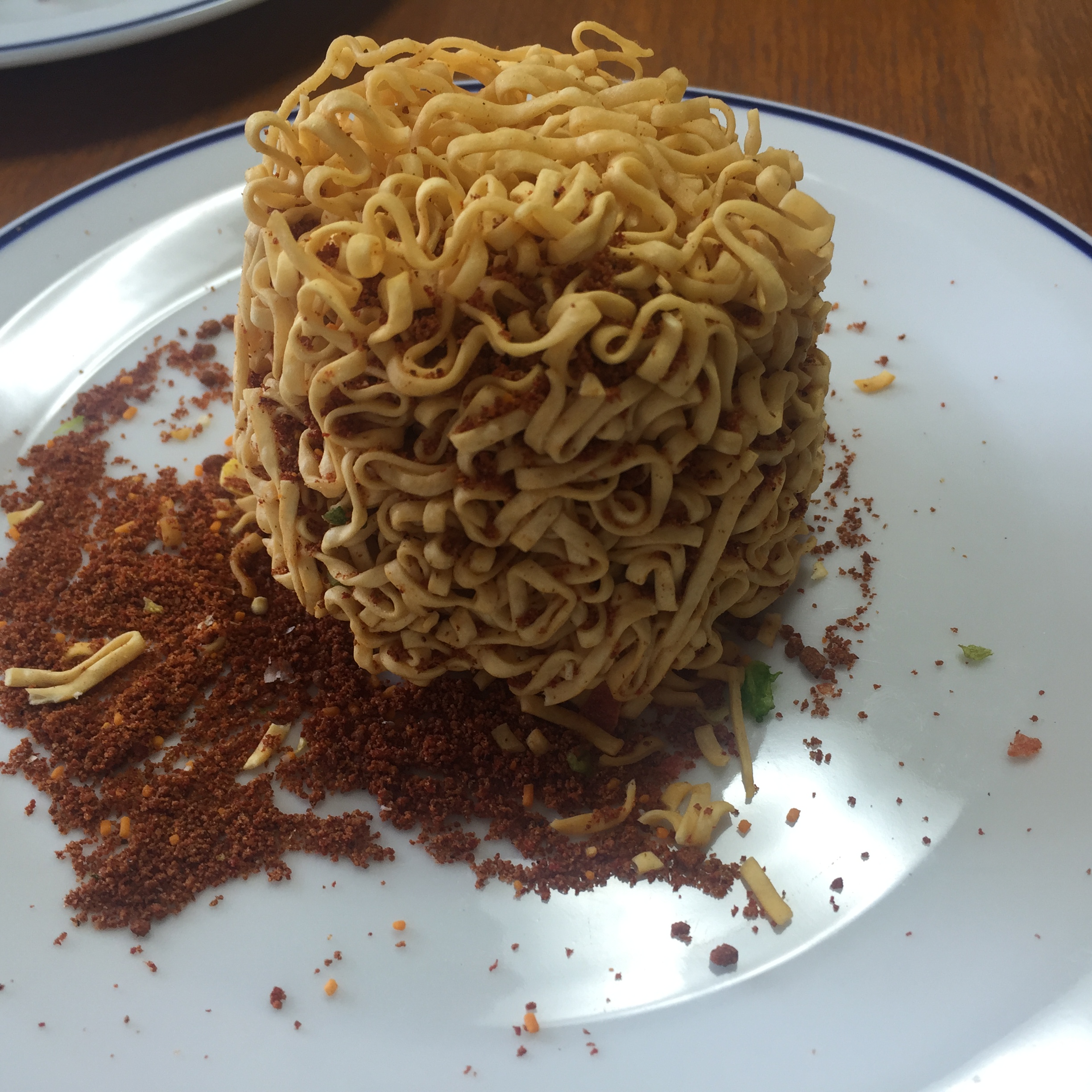 白い謎肉チリトマトヌードル中身全部皿のせ