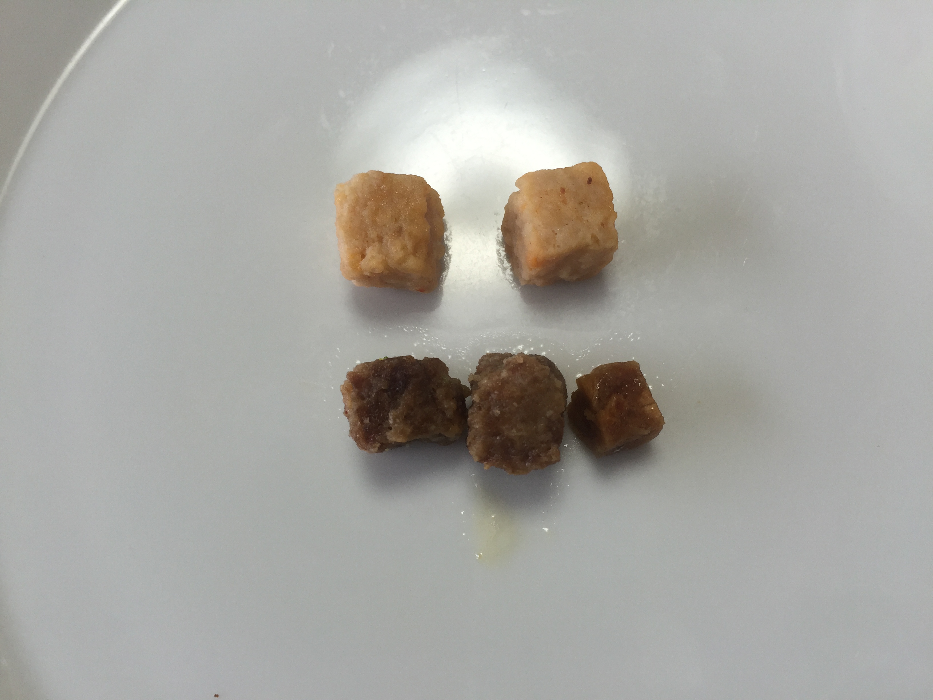 白い謎肉チリトマトヌードルと食べ比べ