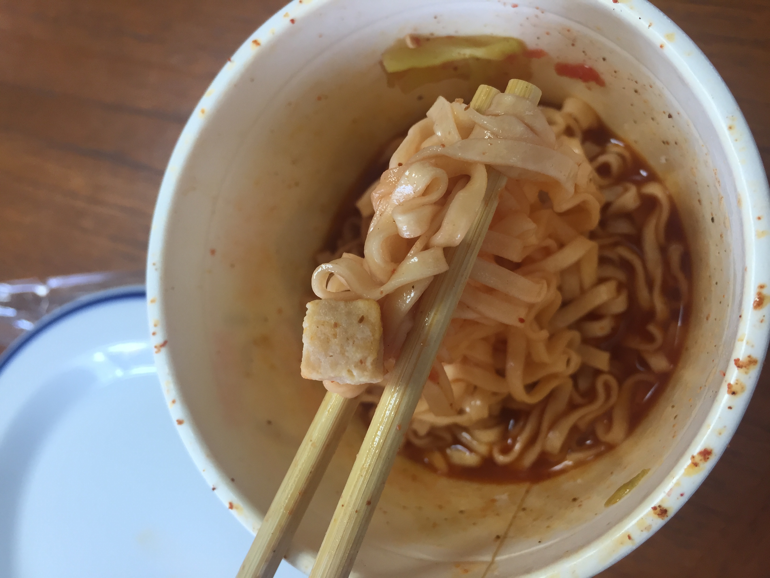 白い謎肉入りチリトマトヌードル